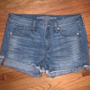 AE Light Wash High arise Shortie